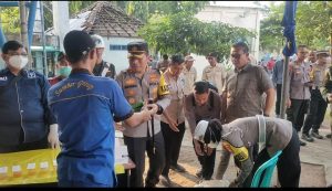 KAPOLRES PIMPIN LANGSUNG TES URINE SOPIR DAN KONDEKTUR BUS AKAP DI TERMINAL NGANJUK
