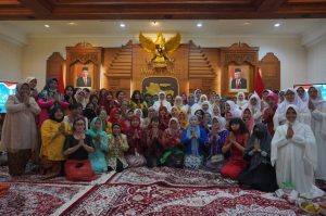 Jelang Takbiran, Gubernur Khofifah Terima Kunjungan Pengemudi Ojek Online Perempuan