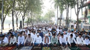 Membaur Dengan Warga Sampang, Bupati dan Wabup Salat Ied di Depan Pendapa Trunojoyo
