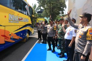 Berikan Balik Mudik Gratis, Warga Sampaikan Terima Kasih ke Kapolda Jatim