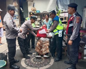 Waka Polsek Kuta Utara Bagikan Sembako Gratis Kepada Tiga Warga Kurang Mampu