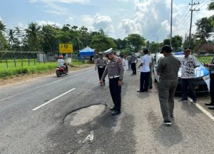 Jelang Mudik Lebaran, Polres Sumenep Pasang Papan Himbauan di Beberapa Titik Rawan Laka