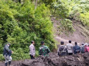 Polisi Bersama TNI Bersihkan Material Longsor di Bondowoso, Akses Menuju Sempol Kembali Lancar