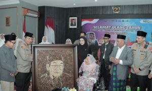 Kapolda Jatim Mengenang Gus Dur, Berikan Poster Unik Untuk Hj. Sinta Nuriyah Wahid