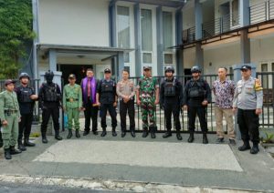 Sinergitas Polisi Bersama TNI Lakukan Pengamanan Jumat Agung Sejumlah Gereja di Kota Malang