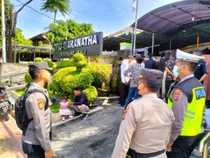 Personil Polsek Denpasar Timur (Dentim) Amankan Misa Paskah Jumat Agung