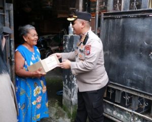 Ditbinmas Polda Jatim Berbagi Bantuan, Warga Slum Area Gubeng Kertajaya Senyum Riang