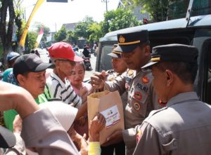 Ramadan Berkah, Polres Nganjuk Bagikan Paket Bansos Kepada Pedang di Pasar Berbek