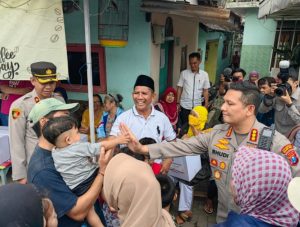 Sambangi Warga Bantaran Rel Kereta Api, Kapolresta Malang Kota Distribusikan Bantuan Kemanusiaan Untuk Negeri