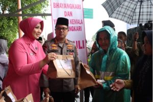Hujan Tak Menghalangi Polresta Banyuwangi Berbagi 1000 Takjil
