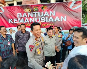 Polda Bali Melaksanakan Kegiatan Operasi Pasar dan Pembagian Sembako di Pasar Badung