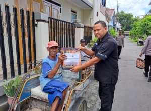 Giliran Petugas Kebersihan, Tukang Becak dan Pedagang Asongan Menerima Bansos dari Polres Nganjuk
