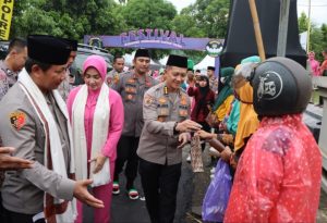 Ramadhan Berkah, Ketua Bhayangkari Daerah Jawa Timur Berbagi Takjil Untuk Warga Ngawi