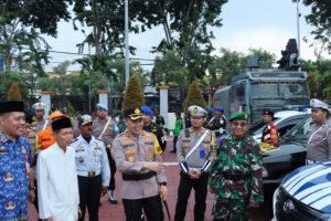 Polres Gresik Musnahkan Ribuan Botol Miras dan Knalpot Brong hasil Operasi Pekat