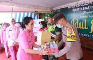 Sambangi Pos Pam Lebaran, Bhayangkari Cabang Nganjuk Beri Bingkisan