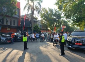 Indahnya Toleransi, Polisi dan Pemuda Gereja Amankan Salat Idul Fitri 1444 H di Malang