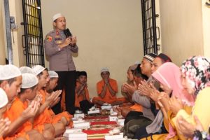 Kapolres Sumenep Gelar Buka Bersama Tahanan dan Bagi Bingkisan Kepada Keluarga Tahanan