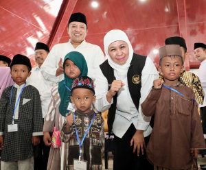 Gubernur Khofifah Salurkan Santunan 500 Anak Yatim dan 50 Pelaku Usaha Ultra Mikro di Sampang