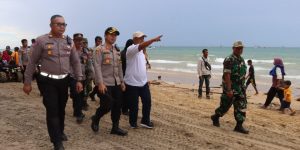 KAPOLRES SUMENEP MELAKSANAKAN PENGECEKAN POS PAM KETUPAT SEMERU 2023 OBJEK WISATA PANTAI SLOPENG