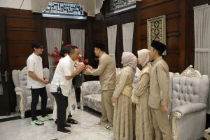 GELAR OPEN HOUSE SAAT LEBARAN, WALI KOTA ERI CAHYADI BERSAMA KELUARGA SAMBUT WARGA DI RUMAH DINASNYA