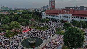 SHALAT ID DI TAMAN SURYA, WALI KOTA ERI CAHYADI: WAKTUNYA KITA BANGKIT MENCIPTAKAN KESEJAHTERAAN DI SURABAYA!