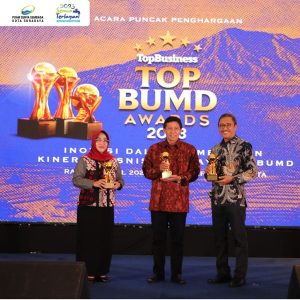 BUMD KOTA SURABAYA RAIH 5 PENGHARGAAN TOP BUMD AWARDS 2023 DI JAKARTA