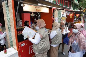 PEMKOT SURABAYA BERSAMA BBPOM CEK MENU KULINER RAMADAN DI KYA-KYA