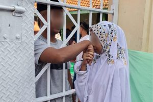 Momen Haru, Bersama Jalani Pidana, Sepasang Suami-Istri Warga Binaan Lapas Kediri Sungkem dibatasi Teralis Besi