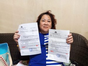 Caption : Pelapor Mety Oesman tunjukkan undangan wawancara klarifikasi perkara atas nama Budi dan Berty (Foto : Dok Pribadi Mety Oesman)