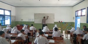 Police Goes To School Polres Sampang Datangi SMP Negeri 2 Sampang