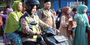 Peduli, Polwan Jadi Pengemudi Ojek Gratis Bagi Calon Jamaah Haji Pamekasan Madura