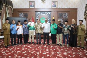 BUPATI PAMEKASAN SERAHKAN DANA HIBAH BANTUAN PARTAI POLITIK, ADA YANG NYARIS RP 1 MILIAR