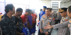 Jelang Hari Bhayangkara ke 77, Kapolda Jatim Berbagi Sembako Untuk Nelayan dan Anak Yatim