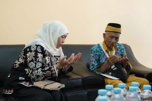 Gubernur Khofifah Temui Mbah Harun Jemaah Haji Tertua dari Pamekasan