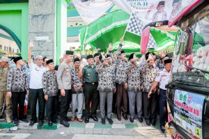 BUPATI BERANGKATKAN TIGA KLOTER JEMAAH HAJI, TITIP DOA UNTUK PAMEKASAN