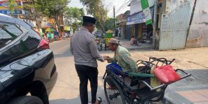 Jum’at Berkah, Kapolres Bangkalan Tebar Kebaikan Berbagi Dengan Tukang Becak