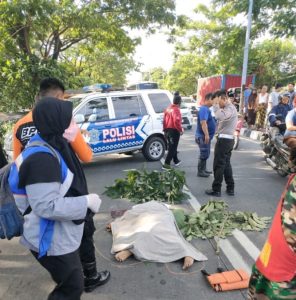 Senggol Truck Warga Menganti Tewas di Jalan Kedung Cowek