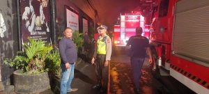 Dengan Sigap UKL Polsek Kuta Utara Datangi Kejadian Kebakaran