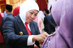 Gubernur Khofifah Sematkan 750 Satya Lencana Karya Satya Kepada Tenaga Pendidik