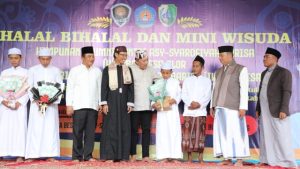 Hadiri Wisuda Asy-Syarofiyah Barisa, Bupati Sampang Berangkatkan Umroh Wisudawan Hafidz Terbaik