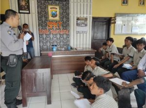 Polsek Taman Krocok mendapat kunjungan dari SMPN 1 Taman Krocok Guna Lebih Mengenal Polisi Dalam Tugas Sehari-hari