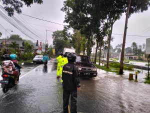 Kompak, Polisi Bersama TNI Bantu Masyarakat Terdampak Banjir di Banyuwangi