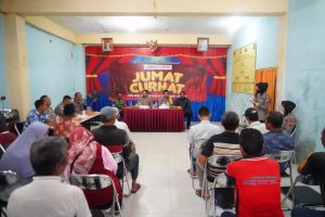 Wakapolres Tanjung Perak Berinteraksi Dengan Masyarakat Melalui Jumat Curhat.