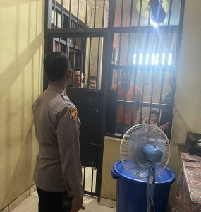 Cek Ruang Tahanan, Kapolres AKBP Teguh Priyo Wasono Tekankan Kebersihan    Polda Bali, Polres Badung  Mengantisipisi terjadinya hal-hal yang tidak di inginkan terhadap tahanan di Rutan Polres Badung, Kepala Kepolisian Resor Badung AKBP Teguh Priyo Wasono, SIK melaksanakan pengecekan terhadap tahanan yang ada dalam Rutan Mapolres Badung. Minggu, (14/5/2023) siang.  Pengecekan secara mendadak oleh orang nomor satu di jajaran Polres Badung ini bertujuan untuk manjaga kesiap siagaan Petugas jaga Tahanan dalam mengantisipasi terjadinya hal-hal yang tidak di inginkan seperti tahanan kabur dan sebagainya.  Dalam pemeriksaan tersebut kapolres Badung memberikan arahan kepada petugas jaga tahanan dan melakukan pengecekan mutasi jaga serta jumlah tahanan. Selanjutnya Kapolres memeriksa tahanan masyarakat dan menanyakan kondisi tahanan apakah dalam keadaan sehat dan menanyakan keluhan tahanan selama berada dalam Rutan Polres Badung.  Beliau juga menekankan kepada petugas jaga tahanan agar kewaspadaan ditingkatkan, lakukan pengecekan dan kontrol tahanan setiap saat, dan jaga kebersihan serta perhatikan makan dan olahraga tahanan sehingga para tahanan tidak berpikiran macam-macam selama ditahan.  “Cek dan kontrol tahanan setiap saat, selalu waspada dan jaga kebersihan,” Pesannya kepada Petugas jaga.