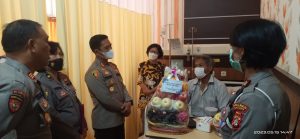 Jenguk Anggota Yang Sakit, Kapolres AKBP Teguh Priyo Wasono Beri Motivasi