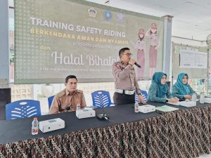 Tekan Angka Laka Lantas, Satlantas polres Gresik Gelar Sosialisasi Keselamatan Bareng Emak – Emak