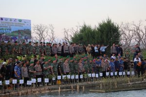 Turut Berpartisipasi Dalam Acara Puncak Penanaman Mangrove, Kapolda Bali Tanam Pohon Bakau Di Benoa