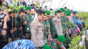 Kapolres AKBP Teguh Priyo Wsono Ikuti Penanaman Mangrove Serentak