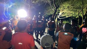 Team SAR Samapta Polrestabes Selamatkan Rombongan Mahasiswa FKH Unair saat Perahunya Kandas*