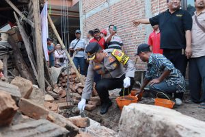Peletakan Batu Pertama Program Bedah Rumah Dalam Rangka HUT Bhayangkara ke-77 tahun 2023, Polres Nganjuk Gandeng BASNAZ dan Pemdes setempat.